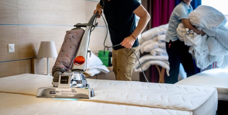 روش‌های تمیز کردن تشک تخت